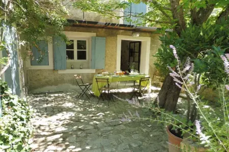 Gîte provençal XVIIe siècle avec piscine à Crestet