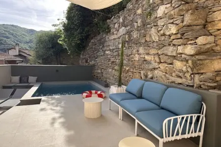 403890, avec piscine privée