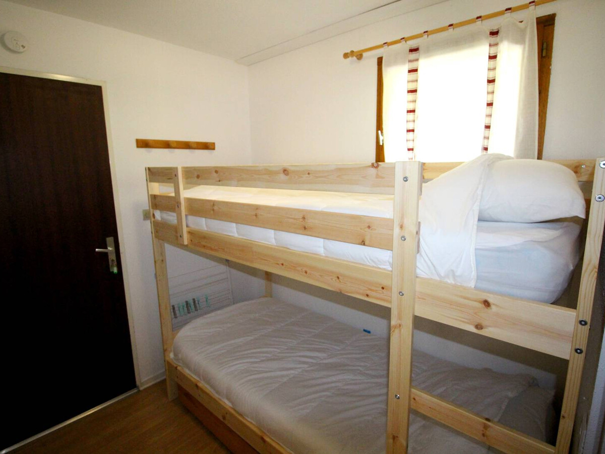 Petit 2 pièces calme avec loggia, parking et vue montagne - Photo 8