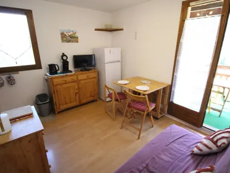 Petit 2 pièces calme avec loggia, parking et vue montagne
