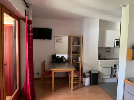 Studio 23 m² balcon, 4e étage ascenseur, centre Brides : photo 1
