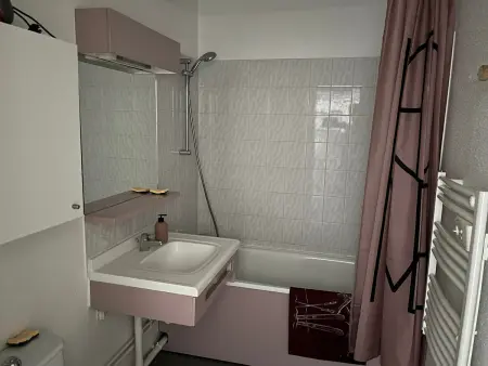 Studio 23 m² balcon, 4e étage ascenseur, centre Brides : photo 3