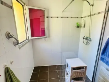 F2 moderne avec terrasse sud à Amélie-les-Bains : photo 13