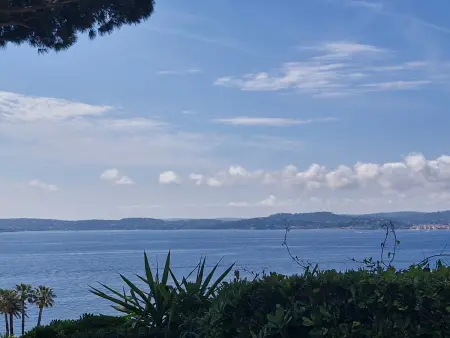 Appartement 2 pièces climatisé, terrasse vue golfe : photo 2