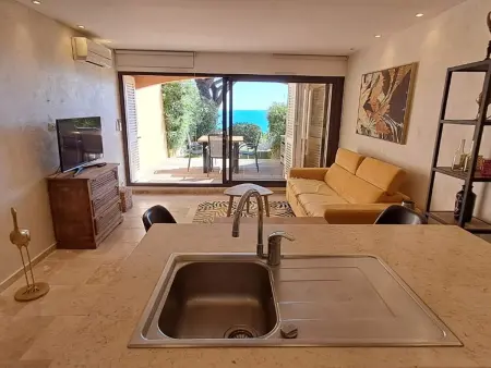 Appartement 2 pièces climatisé, terrasse vue golfe : photo 8