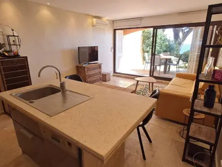 Appartement 2 pièces climatisé, terrasse vue golfe : photo 9