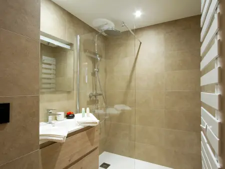 Appartement ski aux pieds à Huez, balcon 13m² vue pistes : photo 8
