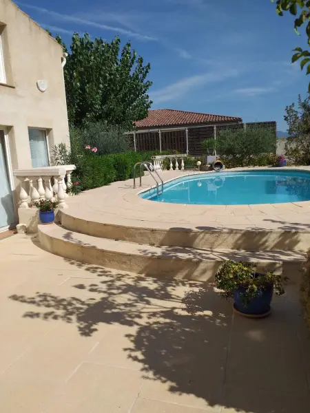 Studio 30 m² avec piscine partagée et jardin clos à Pertuis : photo 4