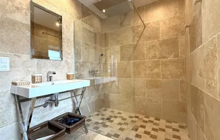 Maison Béarn piscine chauffée, poutres anciennes : photo 34