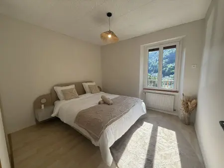 Appartement 80 m² à Saint-Claude : 3 chambres, jardin et balcon : photo 1