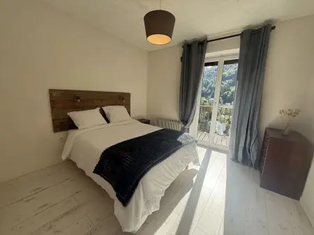 Appartement 80 m² à Saint-Claude : 3 chambres, jardin et balcon : photo 2