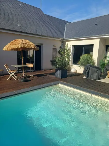 Appartement avec piscine privée et jardin clos à Notre-Dame-d'Oé : photo 1