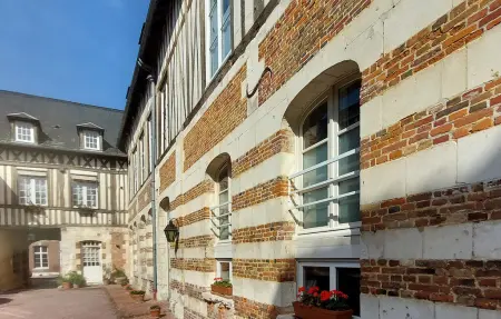Appartement de plain-pied aux poutres apparentes, centre de Pont-Audemer : photo 1