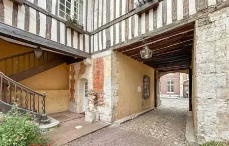 Appartement de plain-pied aux poutres apparentes, centre de Pont-Audemer : photo 8