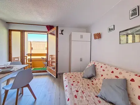 Studio pieds des pistes aux Menuires, coin montagne et balcon : photo 7