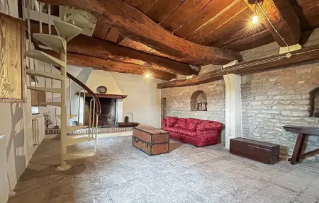 Casale Cagli, maison en pierre aux poutres apparentes : photo 3