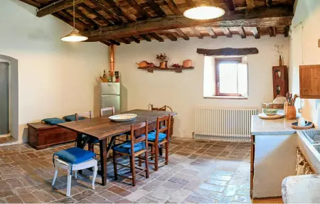 Casale Cagli, maison en pierre aux poutres apparentes : photo 4