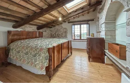 Casale Cagli, maison en pierre aux poutres apparentes : photo 5
