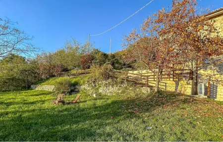 Casale Cagli, maison en pierre aux poutres apparentes : photo 6