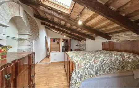 Casale Cagli, maison en pierre aux poutres apparentes : photo 13