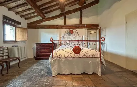 Casale Cagli, maison en pierre aux poutres apparentes : photo 14