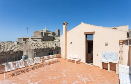 Maison medievale à Erice Vetta avec vue sur la mer