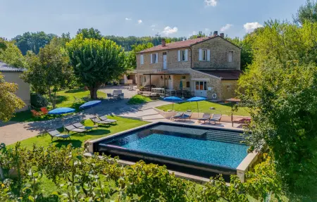 Maison en pierre avec piscine à Serra San Quirico