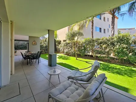 Carré Magdeleine : appartement 4 pièces à Fréjus, terrasse et jardinet : photo 2