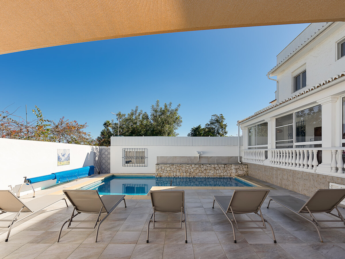 Maison rénovée avec piscine privée au cœur de Carvoeiro - Photo 3