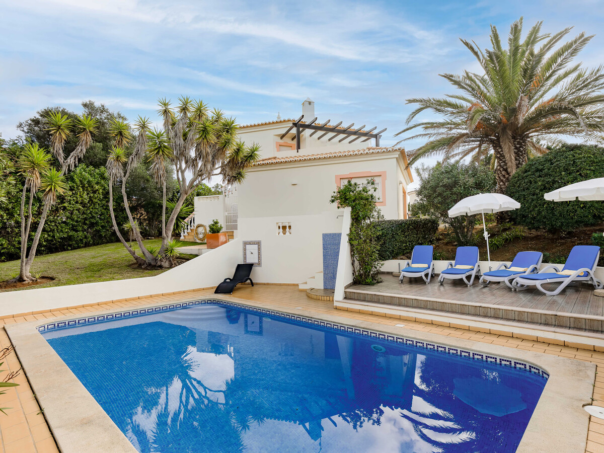 Charmante Villa avec Jardin Proche Plage et Golf à Carvoeiro - Photo 2