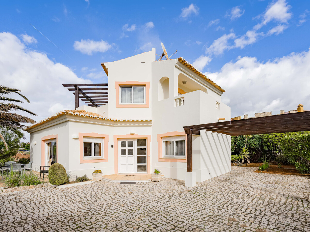 Charmante Villa avec Jardin Proche Plage et Golf à Carvoeiro - Photo 3
