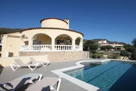 Villa récemment rénovée avec piscine et vue mer