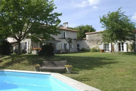 Ancienne ferme de 1860 à Lusignac, 8 personnes : photo 1