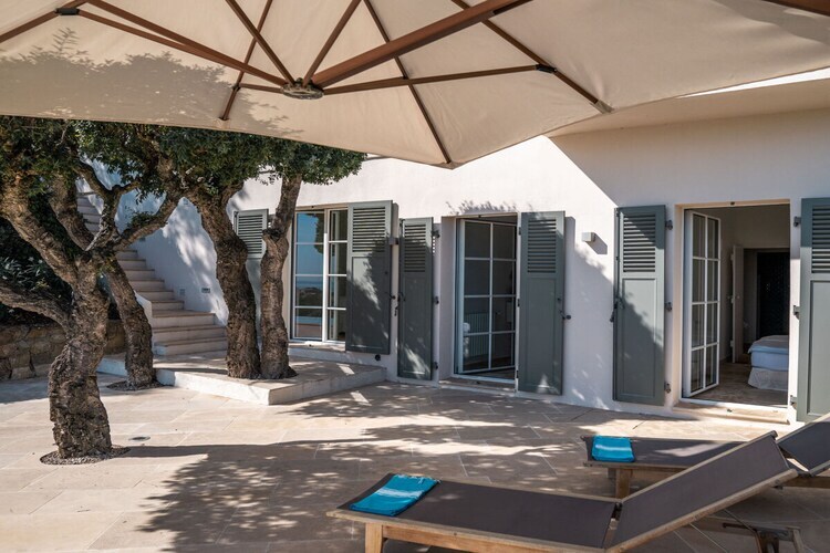 Villa rénovée avec piscine débordement, vue baie Saint-Tropez - Photo 7