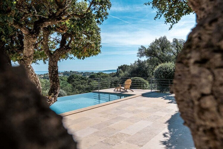 Villa rénovée avec piscine débordement, vue baie Saint-Tropez - Photo 8