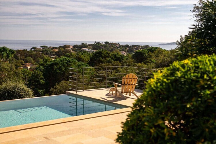 Villa rénovée avec piscine débordement, vue baie Saint-Tropez - Photo 10