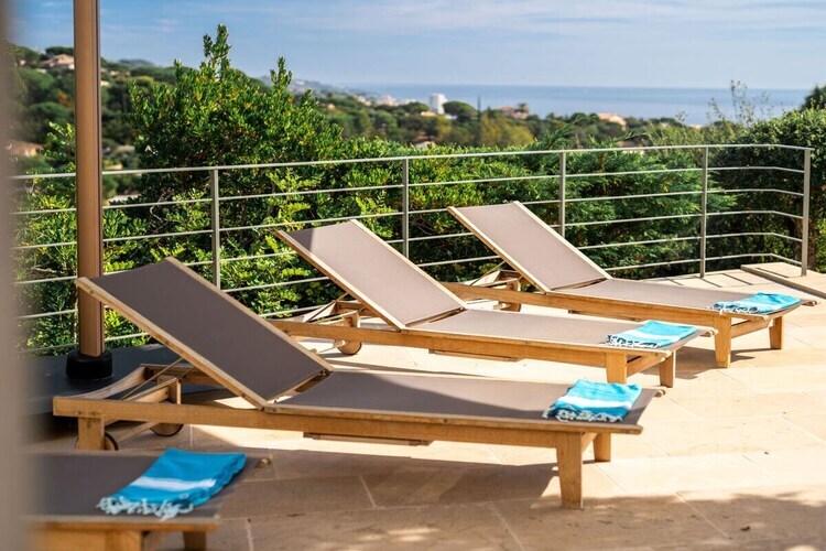 Villa rénovée avec piscine débordement, vue baie Saint-Tropez - Photo 11