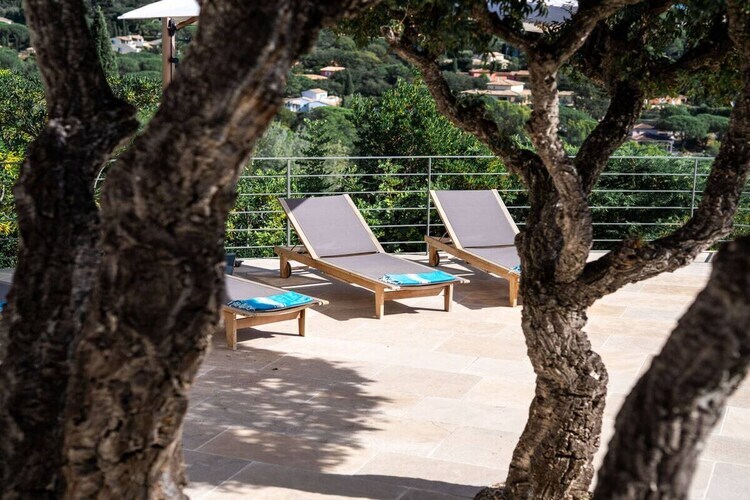 Villa rénovée avec piscine débordement, vue baie Saint-Tropez - Photo 12
