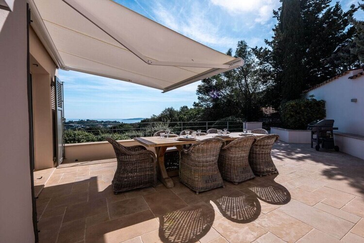 Villa rénovée avec piscine débordement, vue baie Saint-Tropez - Photo 14