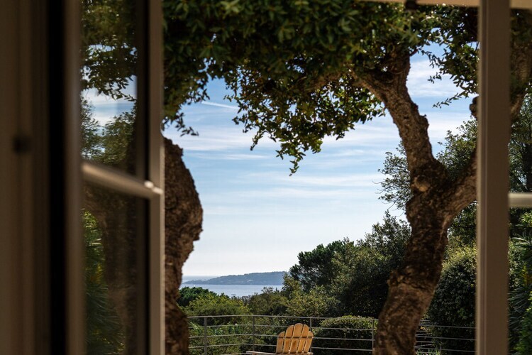 Villa rénovée avec piscine débordement, vue baie Saint-Tropez - Photo 15
