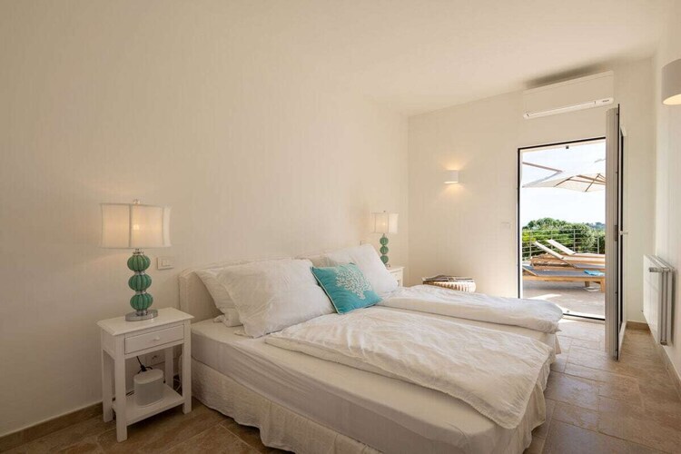 Villa rénovée avec piscine débordement, vue baie Saint-Tropez - Photo 31
