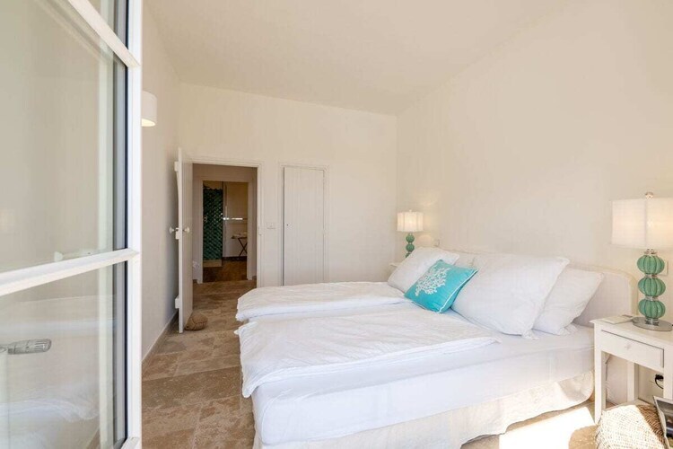 Villa rénovée avec piscine débordement, vue baie Saint-Tropez - Photo 32