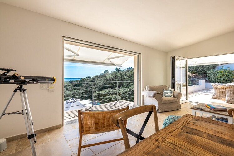 Villa rénovée avec piscine débordement, vue baie Saint-Tropez - Photo 36