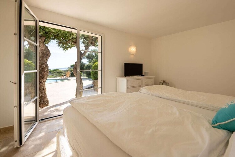 Villa rénovée avec piscine débordement, vue baie Saint-Tropez - Photo 40