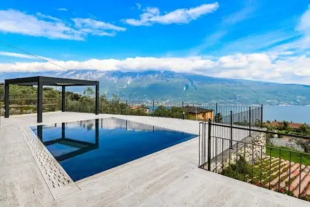 Maison 6 personnes à Tignale, terrasse privée et piscine