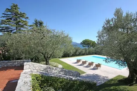 Villa Elena, architecture 1960 avec piscine et accès lac : photo 1