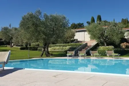 Villa Elena, architecture 1960 avec piscine et accès lac : photo 2
