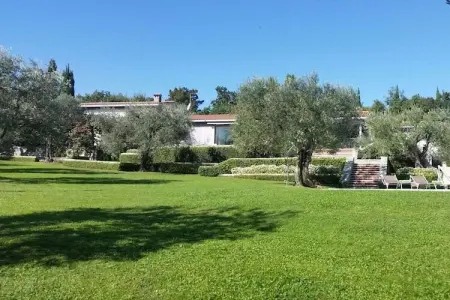 Villa Elena, architecture 1960 avec piscine et accès lac : photo 3
