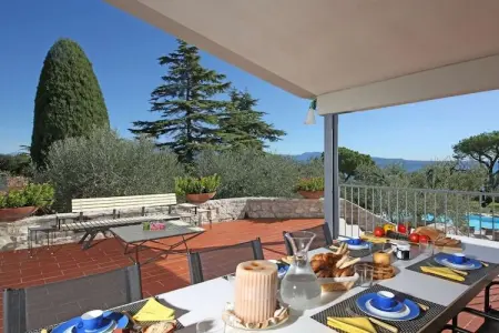 Villa Elena, architecture 1960 avec piscine et accès lac : photo 4