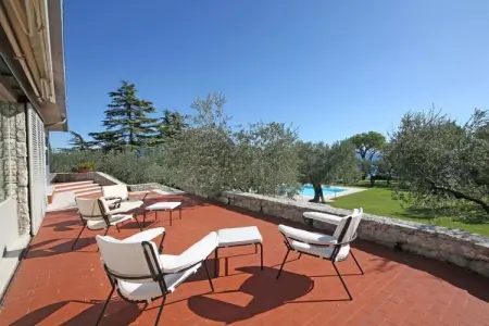Villa Elena, architecture 1960 avec piscine et accès lac : photo 5